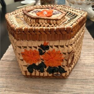 Vintage sewing basket in fair condition. Some weave work needs to be repaired